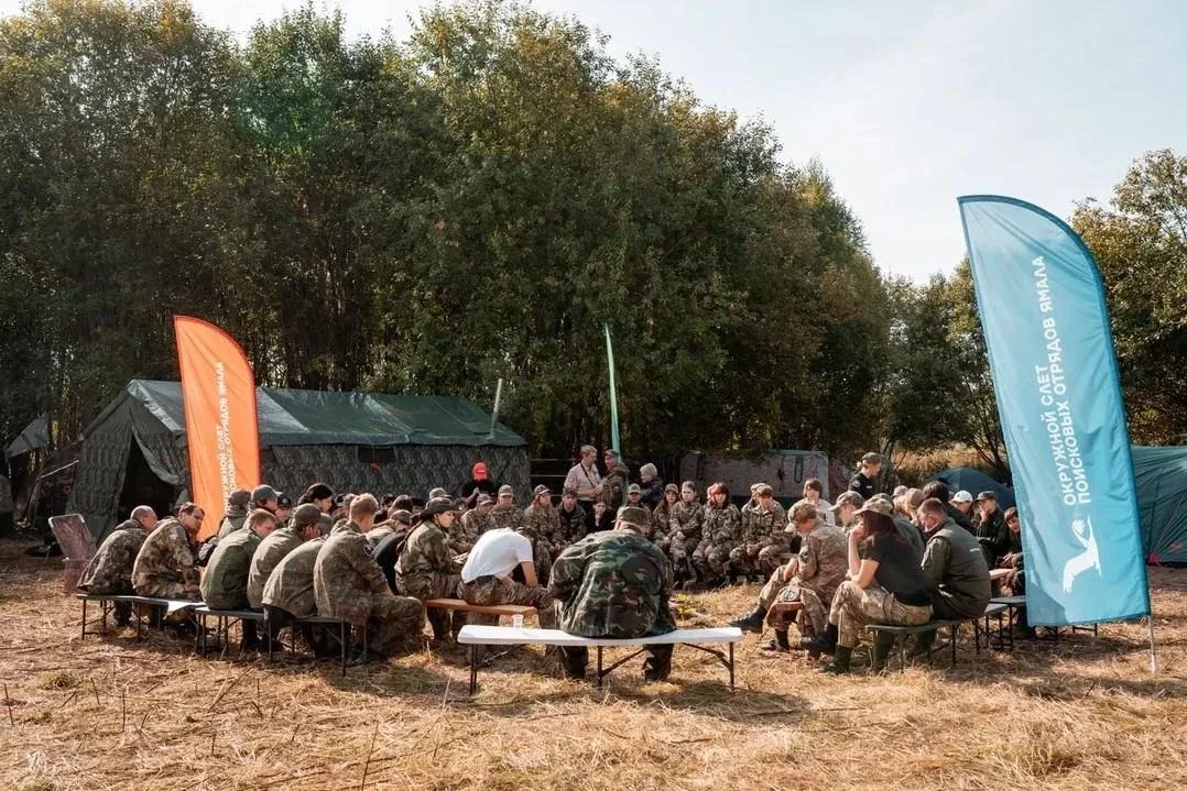 В городском округе Клин, на поле у деревни Папивино, проходит окружной слёт поисковых отрядов Ямало-Ненецкого автономного округа.