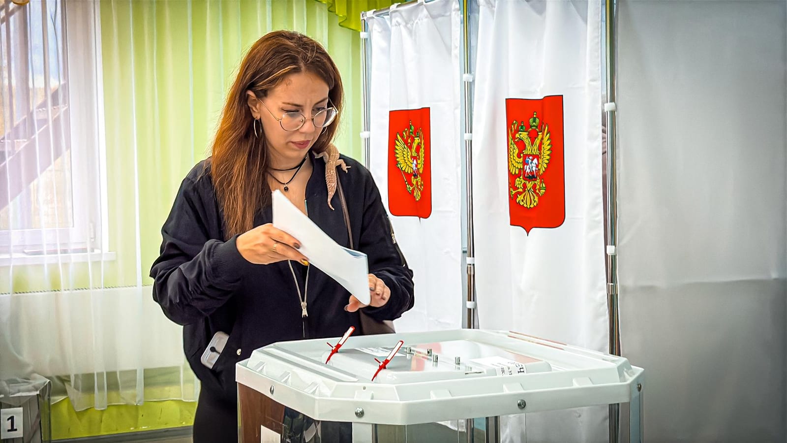 Дарья Канонирова из Высоковска проголосовала на участке № 3660 вместе с ящерицей Арманом.