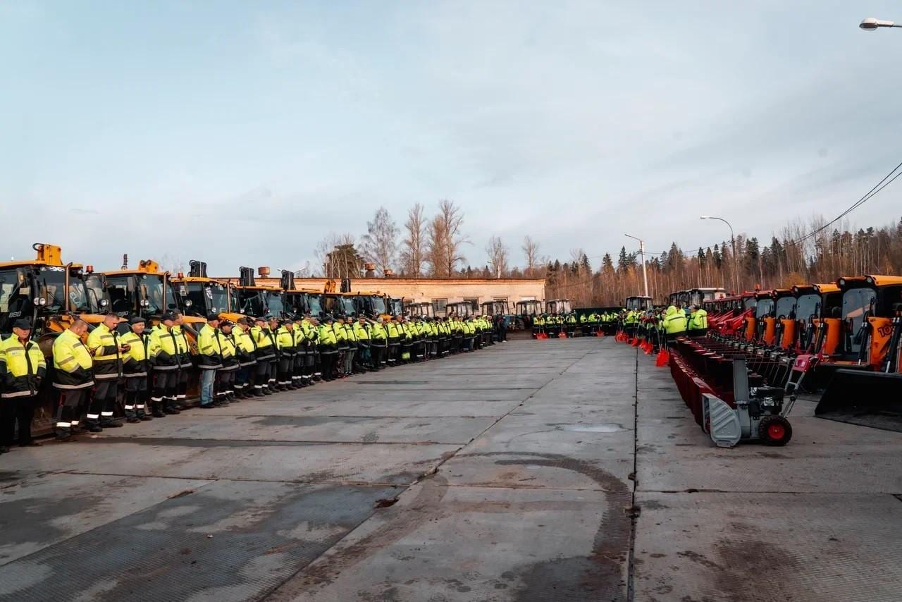 В городском округе Клин на обновленной базе «Клинского городского хозяйства» прошел смотр техники и средств малой механизации.