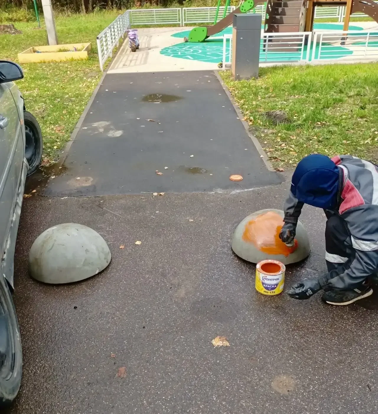 В городском округе Клин специалисты МАУ «Клинское городское хозяйство» продолжают благоустройство дворов и установку специальных ограждений.